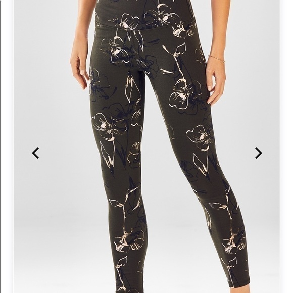 𝅺HIGH-WAISTED Olive Printed PowerHold Legging Med. - Picture 1 of 6